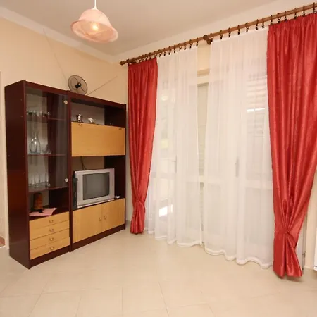 - Donja 2001b Apartmán